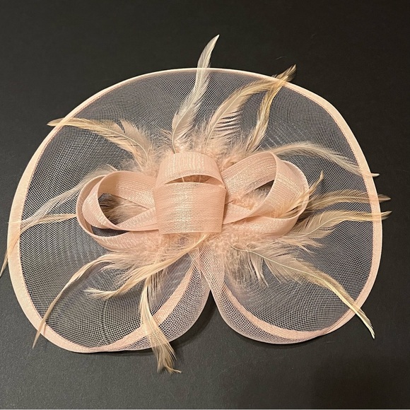 Fascinator hat, blush pink, hair pin fastening, real feathers detail - Picture 2 of 10
